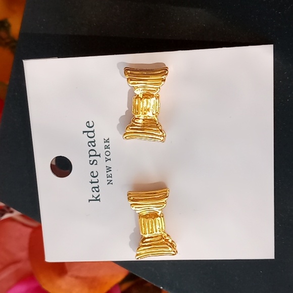 Kate Spade "All Wrapped up" Pearls Short necklace and Bow Earrings Set - Picture 4 of 5